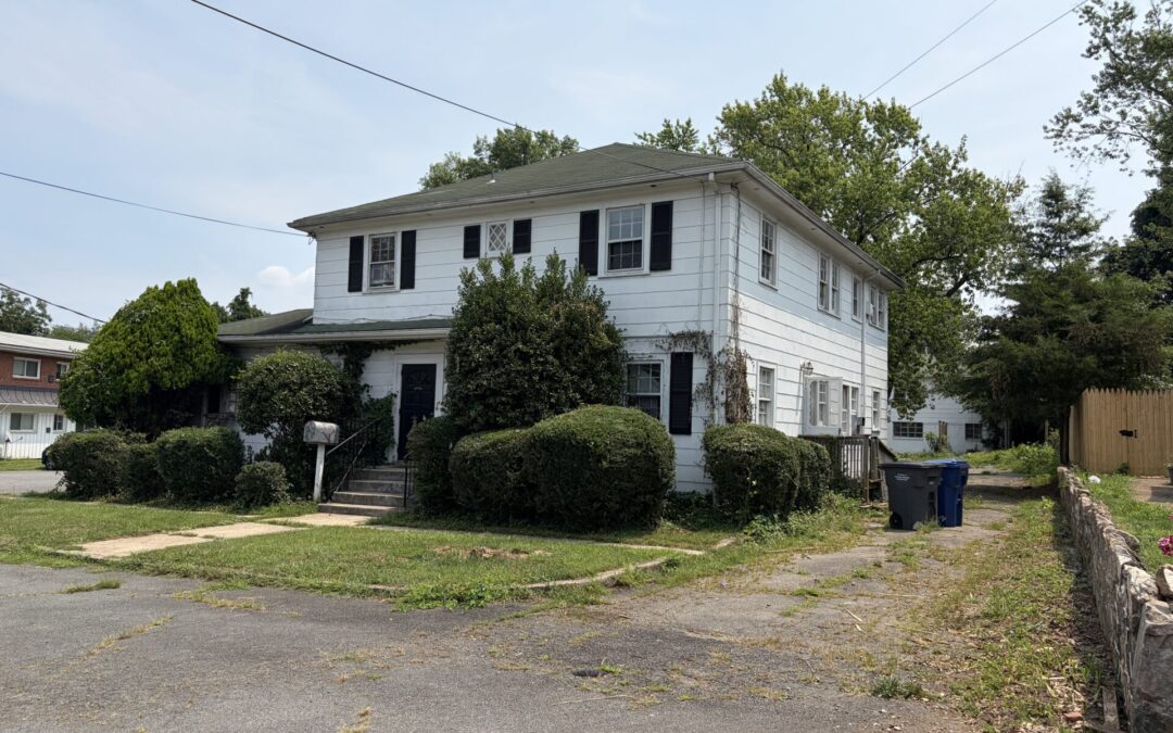 FALLS CHURCH, VA.     OPPORTUNITY TO BUILD LARGE HOME ON OVERSIZED LOT!